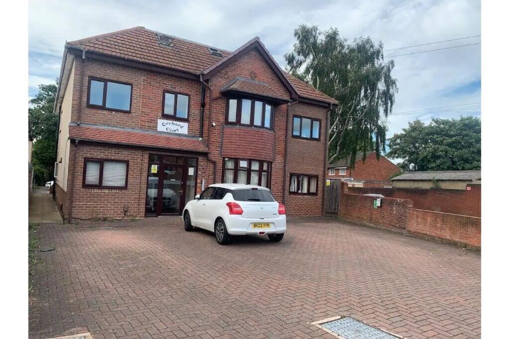 Enjoy A Spacious Lounge With A Cozy Sofa Bed And A Private Ensuite Bedroom Wednesbury Exterior foto