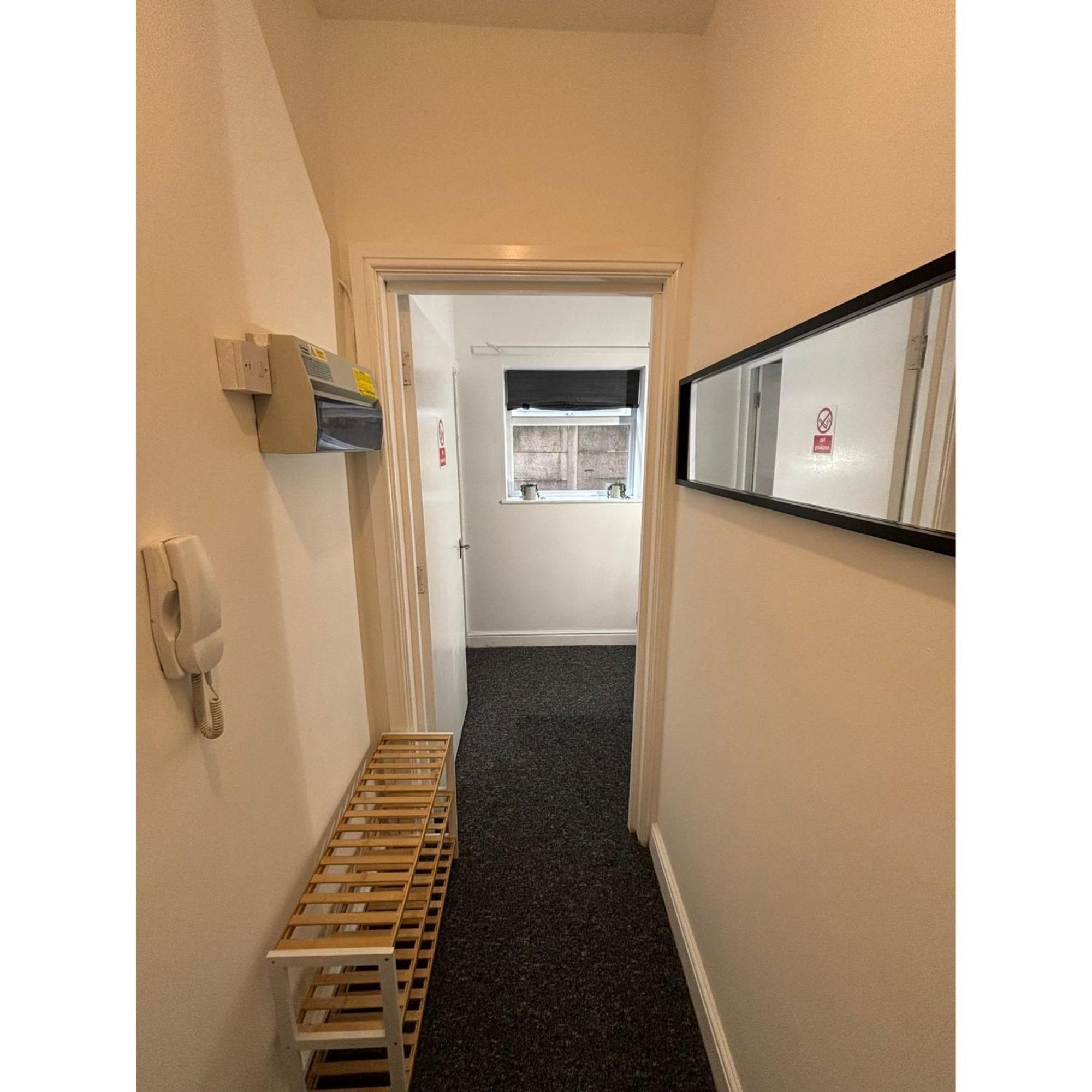 Enjoy A Spacious Lounge With A Cozy Sofa Bed And A Private Ensuite Bedroom Wednesbury Exterior foto