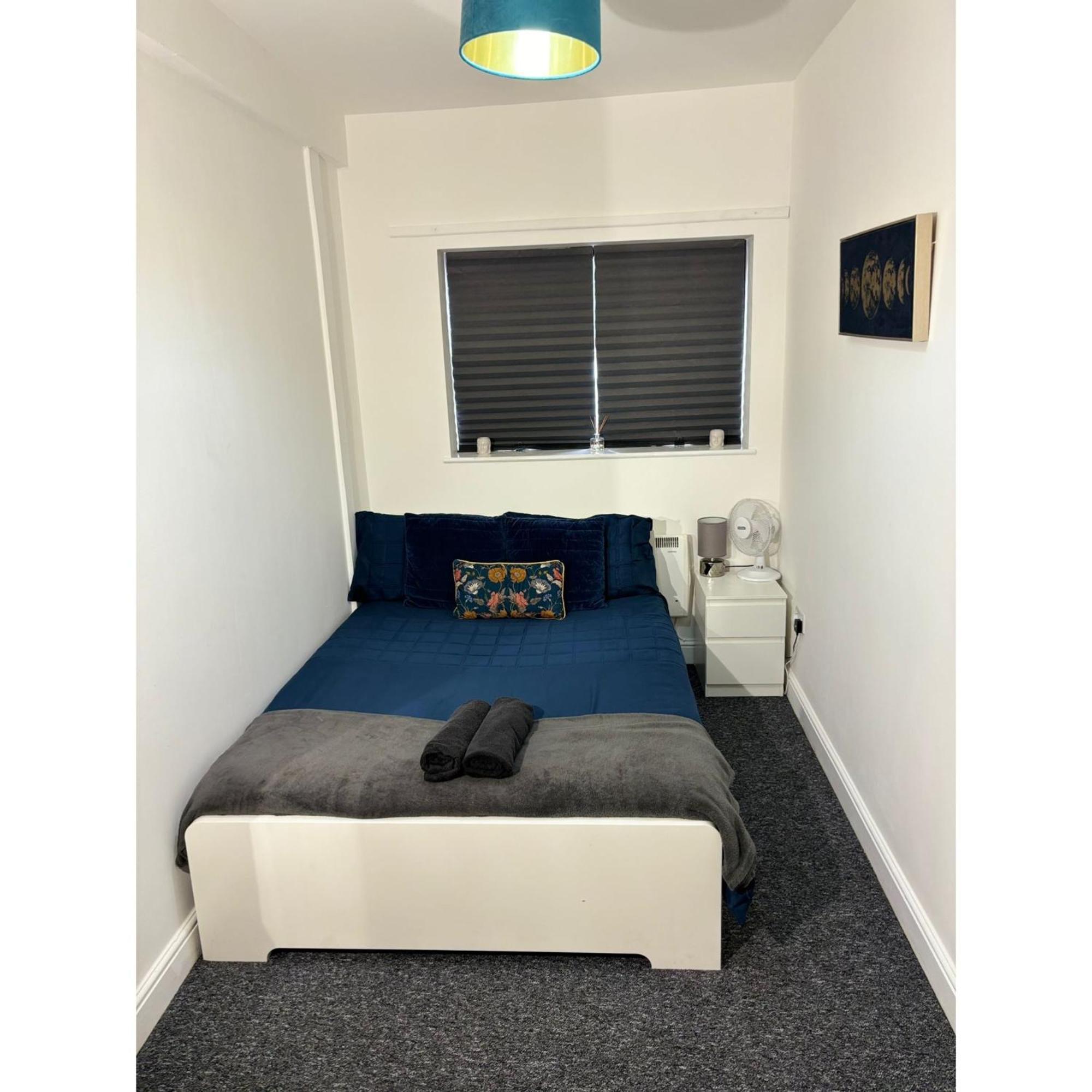 Enjoy A Spacious Lounge With A Cozy Sofa Bed And A Private Ensuite Bedroom Wednesbury Exterior foto