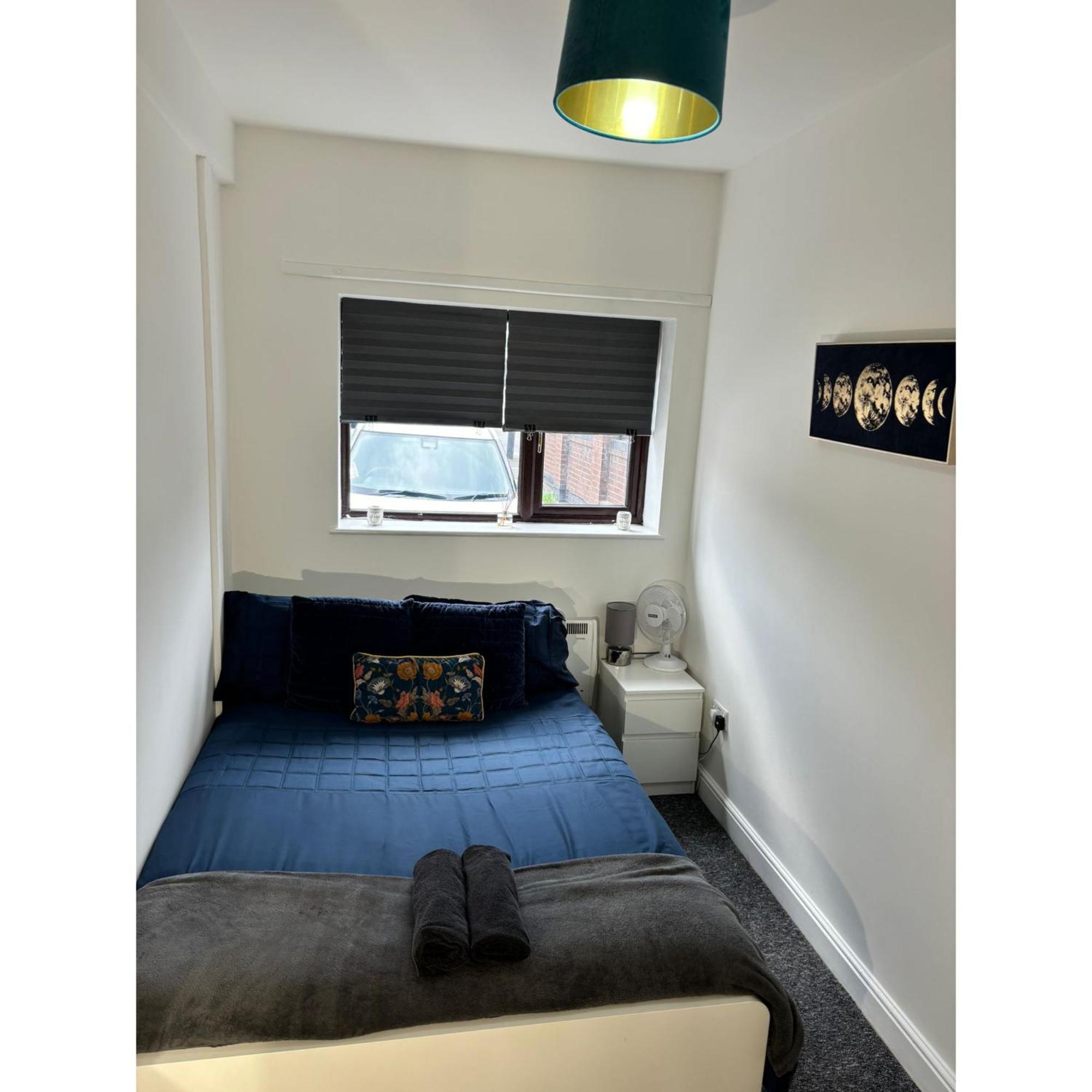 Enjoy A Spacious Lounge With A Cozy Sofa Bed And A Private Ensuite Bedroom Wednesbury Exterior foto