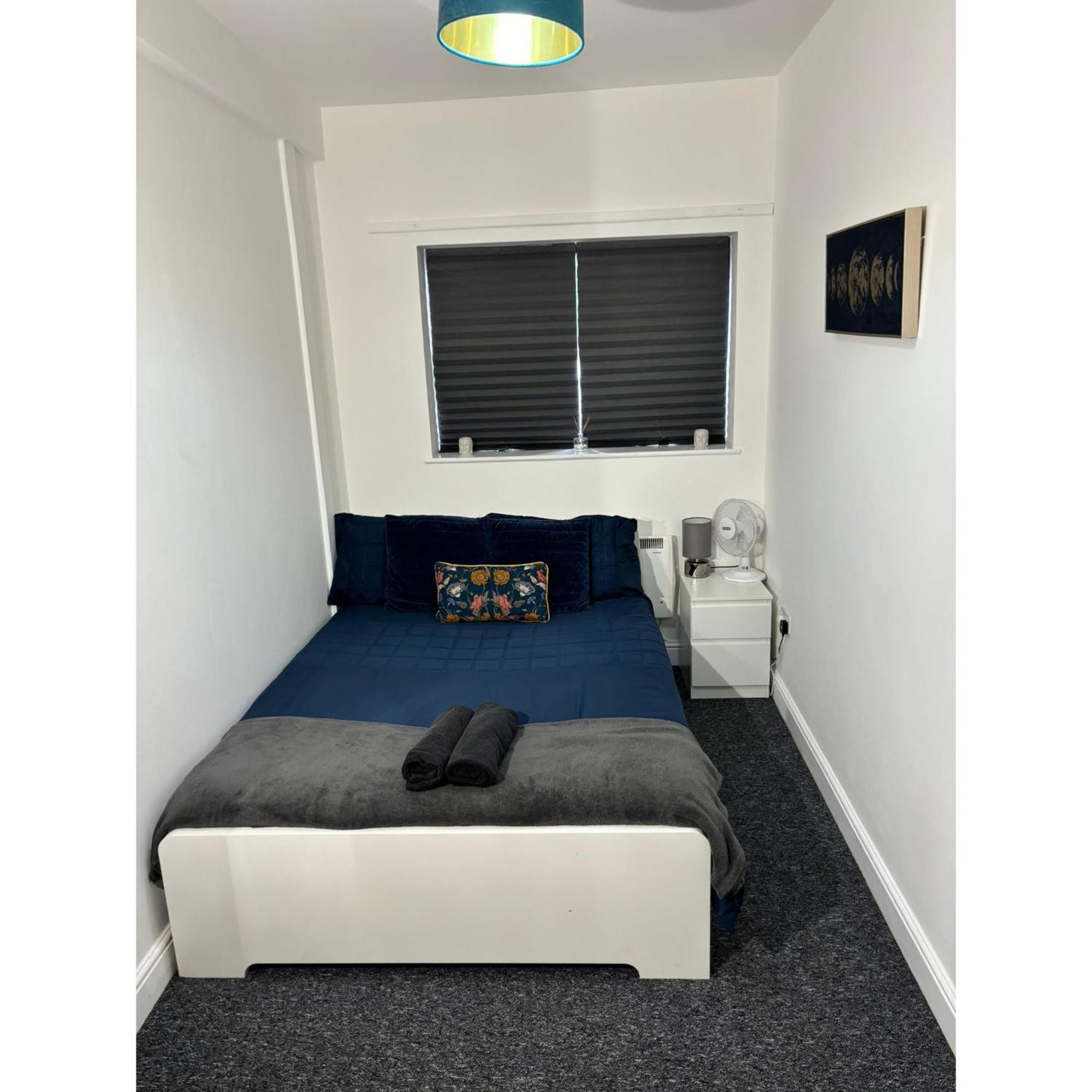 Enjoy A Spacious Lounge With A Cozy Sofa Bed And A Private Ensuite Bedroom Wednesbury Exterior foto