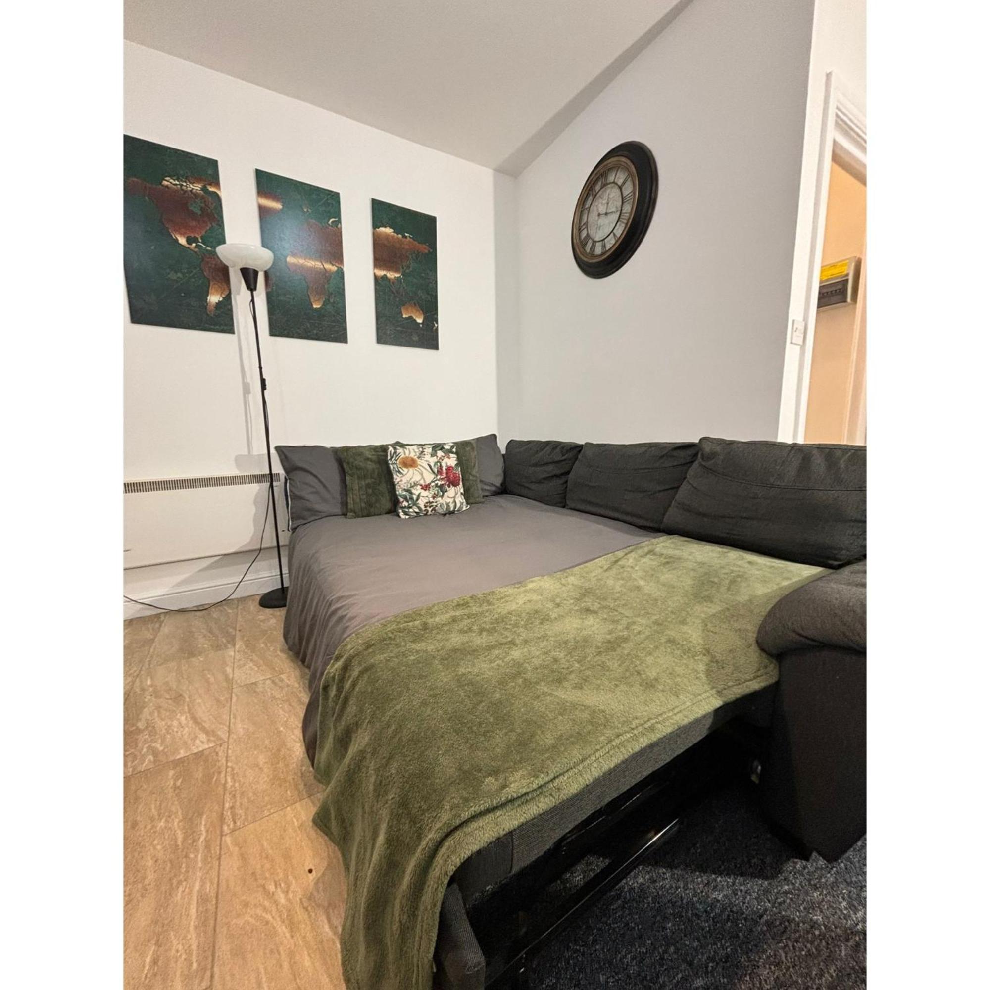 Enjoy A Spacious Lounge With A Cozy Sofa Bed And A Private Ensuite Bedroom Wednesbury Exterior foto