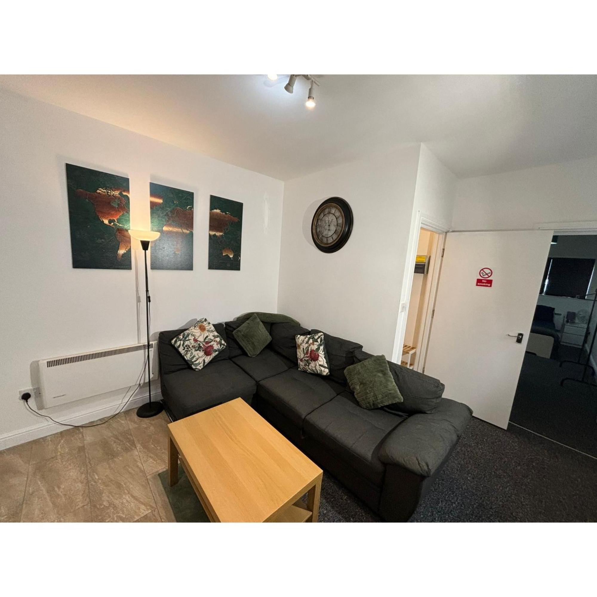Enjoy A Spacious Lounge With A Cozy Sofa Bed And A Private Ensuite Bedroom Wednesbury Exterior foto